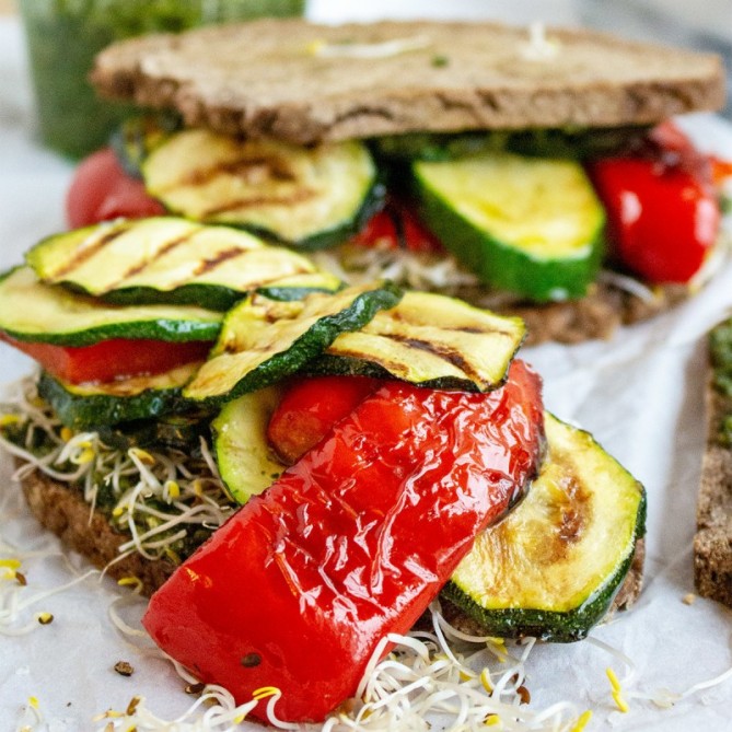 GRILLGEMÜSE PESTO SANDWICH – Vegane Rezepte auf 100Affen.de